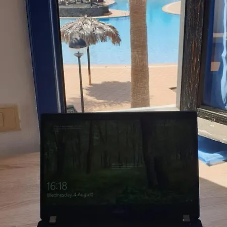 Central With Terrace & Palm Trees 25mb Wifi